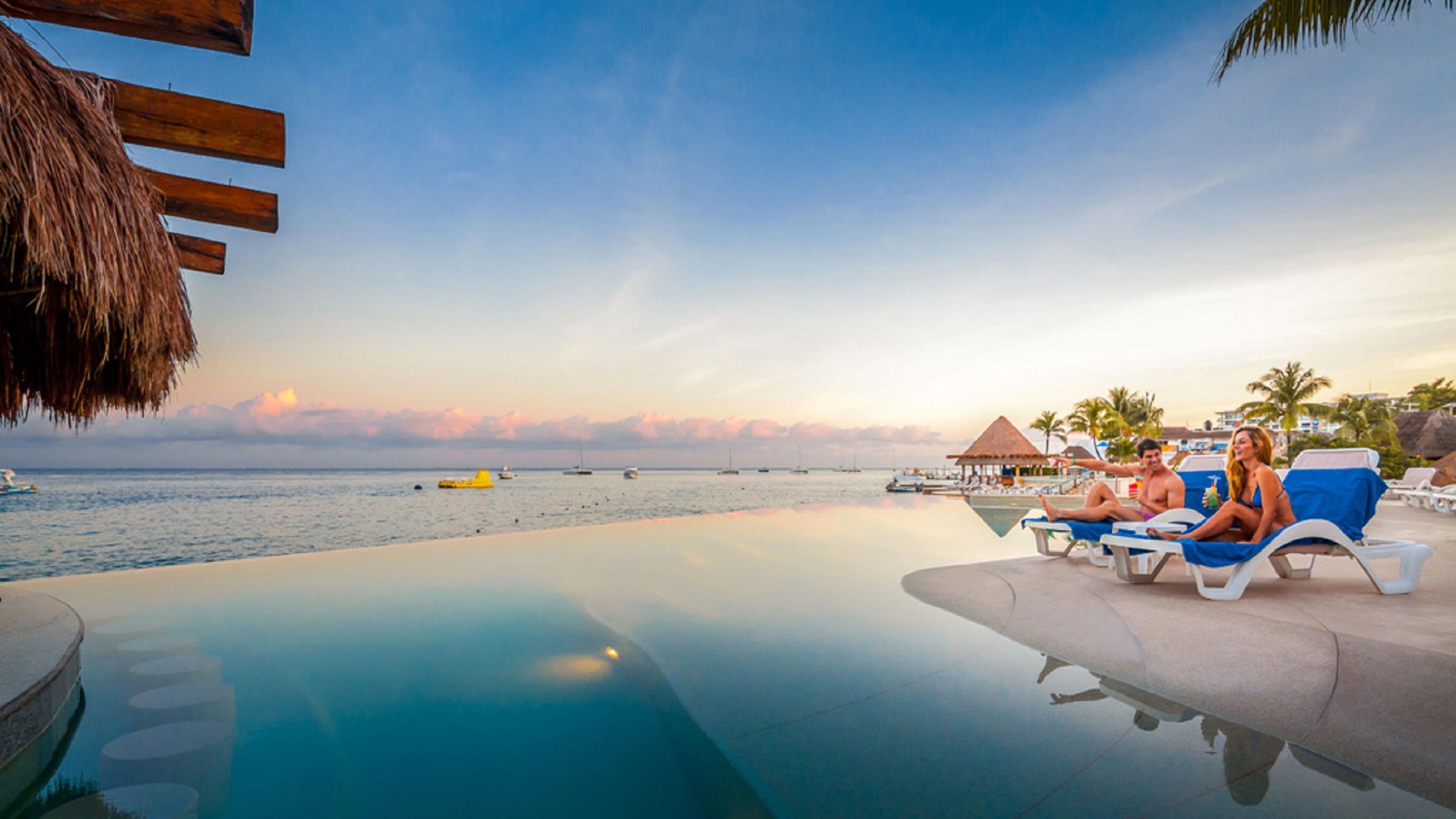 Grand Park Royal Cozumel Hotel Екстериор снимка Infinity pool at a resort in Cancun, Mexico