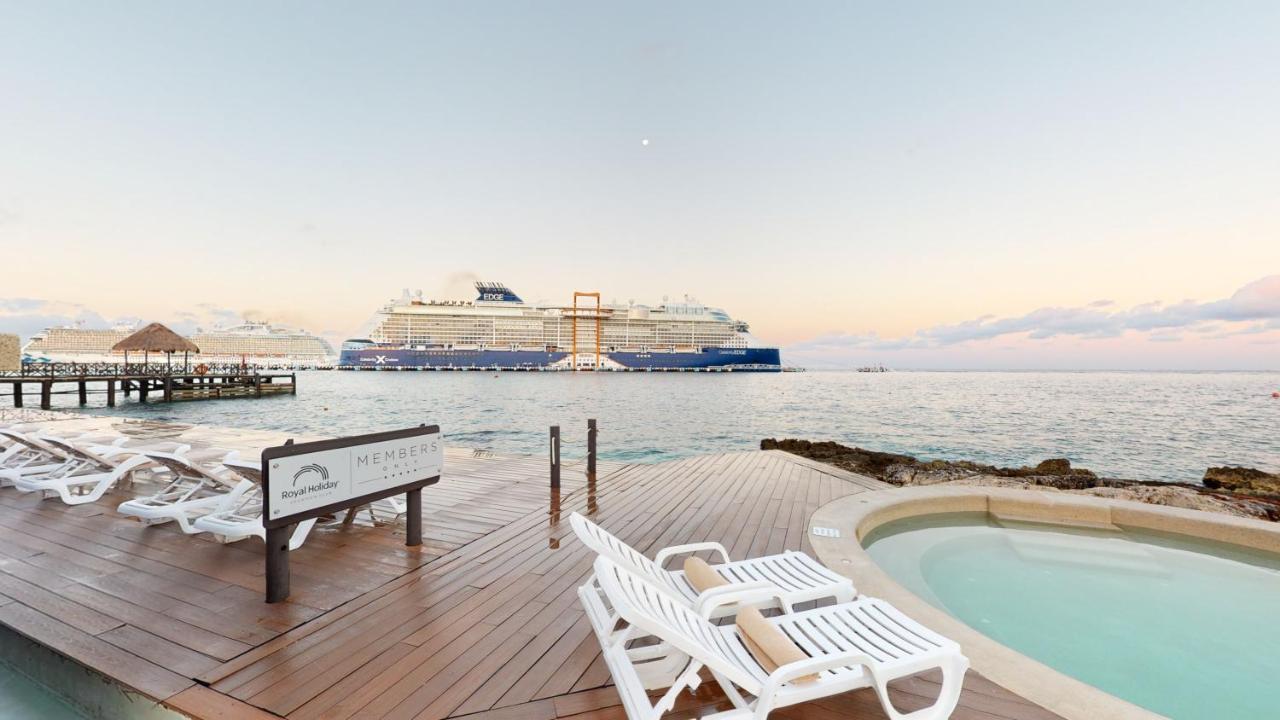 Grand Park Royal Cozumel Hotel Екстериор снимка Cruise ship at the port of Cozumel